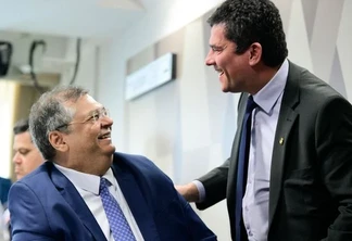 Flavio Dino conversa com Sergio Moro durante sabatina para o STF no Senado - Foto: Pedro França/Agência Senado