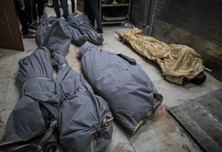 Mortos no Hospital Nasser de Khan Younis, no sul de Gaza, em 22 de janeiro de 2024 [Jehad Alshrafi/Agência Anadolu]