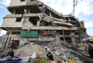 Destruição no Banco da Jordânia e instalações comerciais, devido aos bombardeios de Israel na Cidade de Gaza, em 13 de fevereiro de 2024 [Dawoud Abo Alkas/Agênica Anadolu]