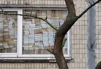 Foto postada em rede social mostra janela tampada com livros em Kiev — Foto: Reprodução/Instagram/Lev Schevchenko
