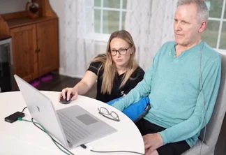 Mark usa o computador com pensamento após um implante cerebral. Foto: CNN News/ Reprodução