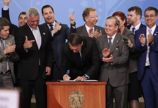 Bolsonaro em 2019 na assinatura do decreto que flexibilizou política de concessão de registros de armas.. Créditos: Marcos Corrêa/PR