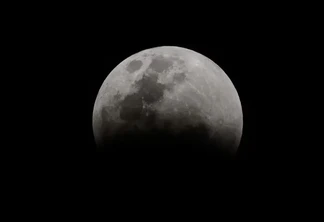 Eclipse lunar atrai a atenção de apreciadores de astronomia Foto: Marcello Casal Jr./Agência Brasil