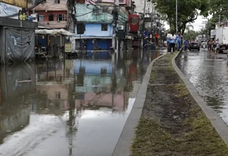 O prefeito Eduardo Paes (PSD) fez um apelo à população para evitar deslocamentos durante as chuvas