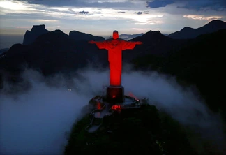 Ano passado, o Cristo Redentor foi iluminado de vermelho no Dia Mundial de Luta contra a Aids - Marcos de Paula/Prefeitura do Rio