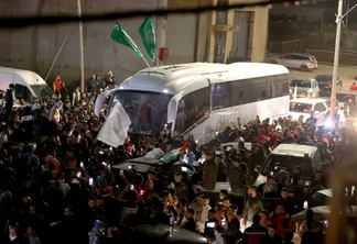 Prisioneiros palestinos libertados chegam a Beitunia, a oeste de Ramallah, com veículos da Cruz Vermelha Internacional sob o acordo sobre a pausa humanitária de quatro dias em Ramallah, Cisjordânia, em 24 de novembro de 2023. [Issam Rimawi /Agência Anadolu].
