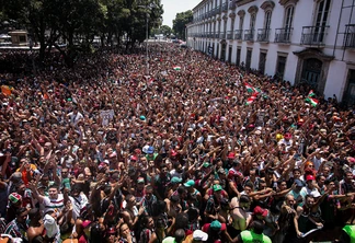 Milhares de tricolores tomam o Centro do Rio para desfile dos campeões da Libertadores