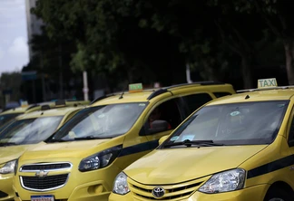 Os taxistas poderão cobrar a tarifa 2 em todas as viagens no mês de dezembro deste ano - Fabio Motta/Prefeitura do Rio