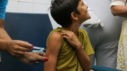 Rio inicia vacinação de crianças de 10 anos contra a dengue