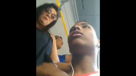 Jovem é assediado em ônibus por senhora. Foto: Reprodução