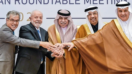 Presidente Lula e o presidente da Apex, Jorge Viana, com autoridades da Arábia Saudita em Riade. Foto: Ricardo Stuckert / PR