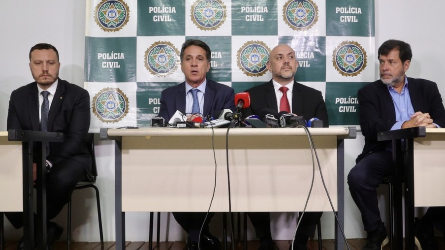 O governador do Rio de Janeiro, Cláudio Castro, determinou, nesta quinta-feira (05/10), que a Polícia Civil utilize todos os recursos necessários para a elucidação dos homicídios de três médicos na Barra da Tijuca.
