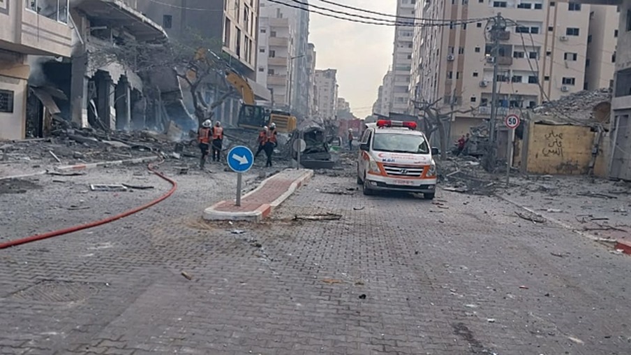 Destruição de um veículo de serviços de saúde pertencente ao Ministério da Saúde durante o ataque israelense ao sul de Gaza - Reprodução/Ministério da Saúde da Faixa de Gaza