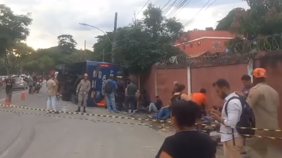Ônibus lotado tomba em São Cristóvão e causa caos no trânsito da Zona Norte do Rio (Foto: Divulgação)