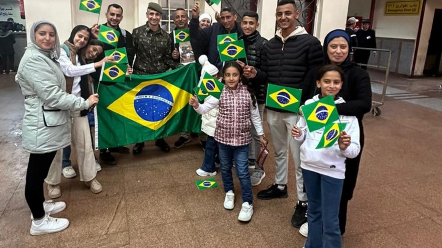 Alguns dos integrantes do grupo de repatriados e funcionários da embaixada brasileira no Egito. Foto: GOV BR