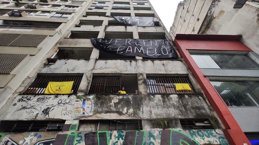 Prédio do Instituto Nacional do Seguro Social (INSS) não cumpre função social e está abandonado há 30 anos no bairro da Lapa - Jaqueline Deister/ Brasil de Fato