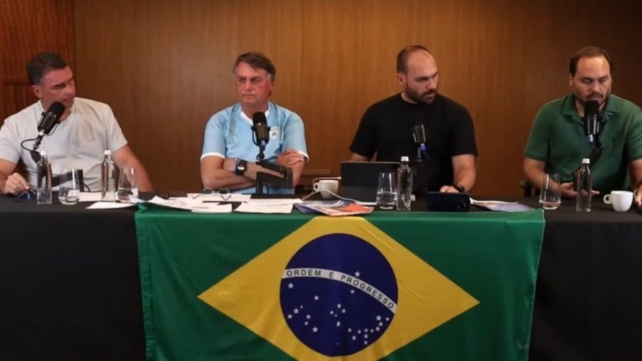 Bolsonaro faz live com filhos e espalha fake news, teorias conspiratórias e ataques