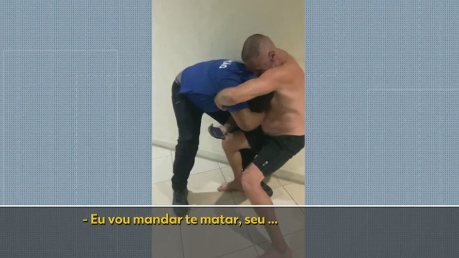 PM agride e ameaça funcionário de condomínio. Foto: Reprodução/TV Globo