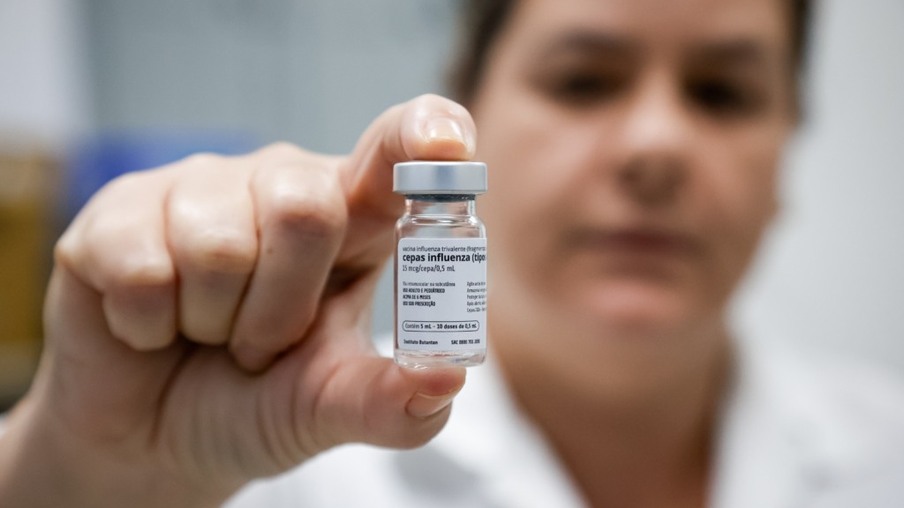 Todas as pessoas a partir de seis meses de idade podem tomar a vacina da gripe no município do Rio - Edu Kapps/SMS-Rio