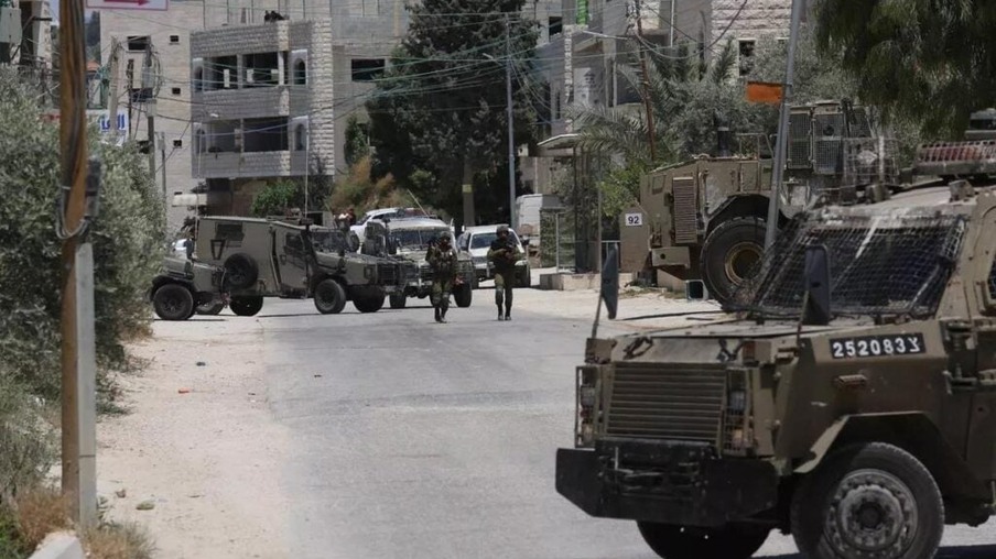 Soldados israelenses patrulham em busca dos palestinos procurados na aldeia Urif de Nablus, Cisjordânia, em 29 de junho de 2023 [Nedal Eshtayah /Agência Anadolu]