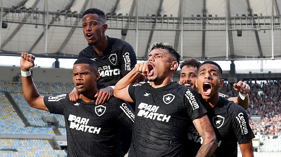 Com direito a dois golaços, Botafogo vence Fluminense e abre 10 pontos de vantagem na liderança do Brasileirão