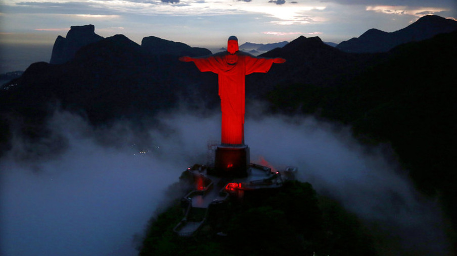 Ano passado, o Cristo Redentor foi iluminado de vermelho no Dia Mundial de Luta contra a Aids - Marcos de Paula/Prefeitura do Rio