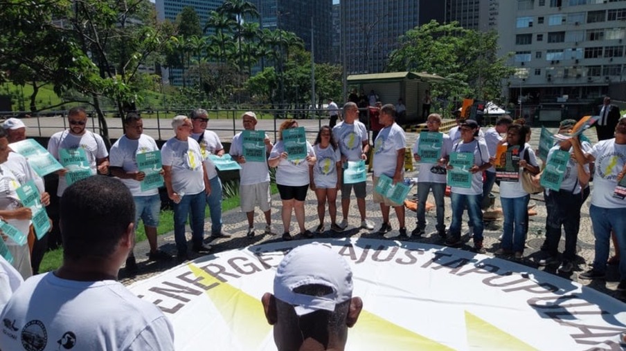 Pescadores reunidos em protesto no Rio de Janeiro, nesta sexta-feira. Crédito: 350.org