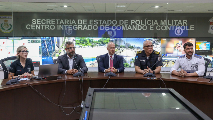 Cúpula da segurança se reúne no Centro Integrado de Comando e Controle (CICC) da Polícia Militar para discutir atuação no bairro de Copacabana. (Rafael Campos)