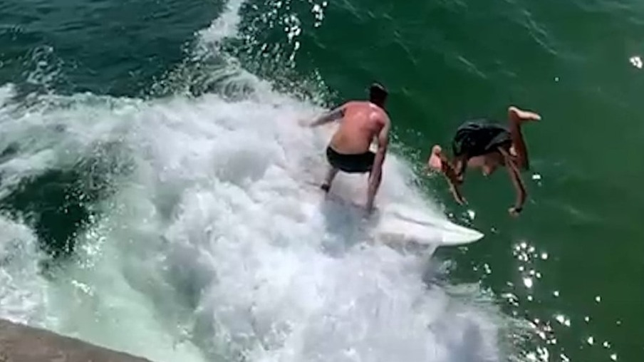 Surfista é atingido por banhista que pulava do Leme