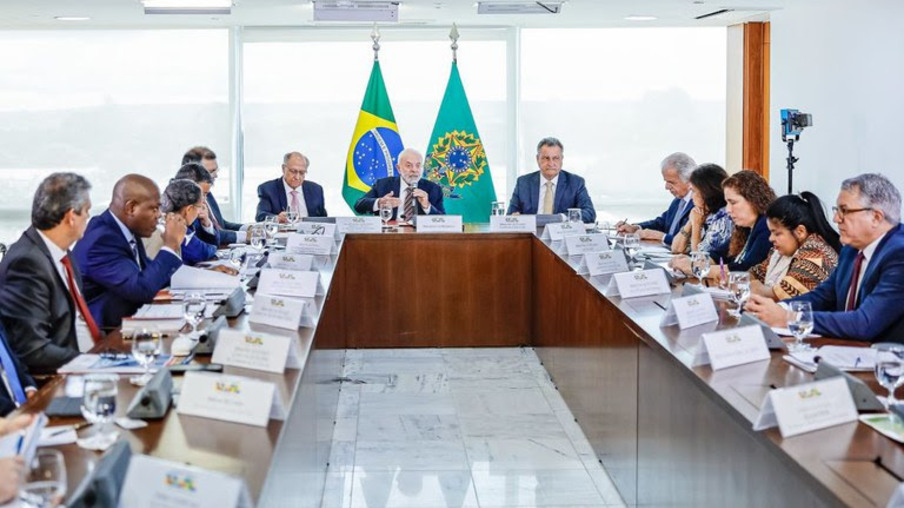Presidente Lula durante reunião com ministros e outros integrantes do governo: novas políticas públicas de assistência aos indígenas - Foto: Ricardo Stuckert / PR