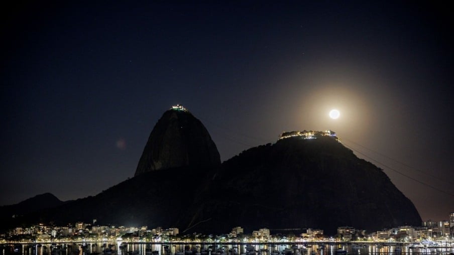 Lua aparece por detrás no Pão de Açúcar, vista do Botafogo Praia Shopping Botafogo Praia Shopping/Divulgação