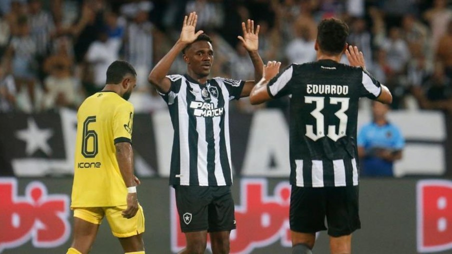 Jeffinho comemora com Eduardo o gol do triunfo do Alvinegro (Crédito: Vitor Silva/SAF Botafogo)