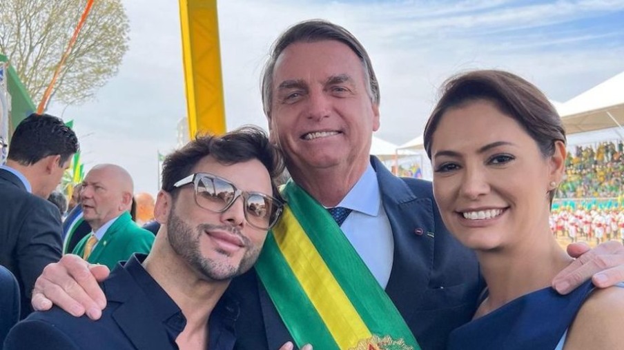 Jair e Michelle Bolsonaro ao lado de Augustin Fernandez. Foto: repodução