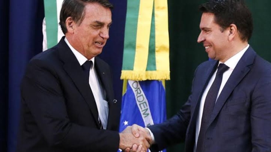 Jair Bolsonaro cumprimentando Alexandre Ramagem, chefe da Abin em seu governo. Reprodução