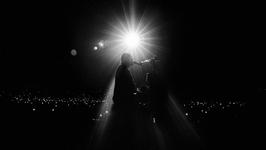 Billy Joel anuncia o primeiro single inédito em décadas, "Turn The Lights Back On"