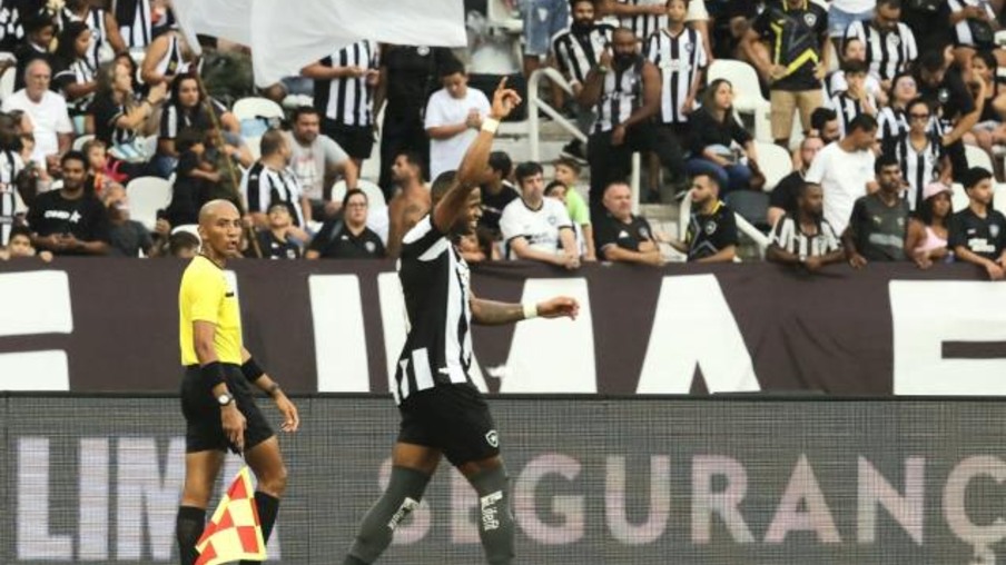Júnior Santos e Jeffinho marcam e dão a vitória ao Alvinegro. (Crédito: Úrsula Nery/FERJ)