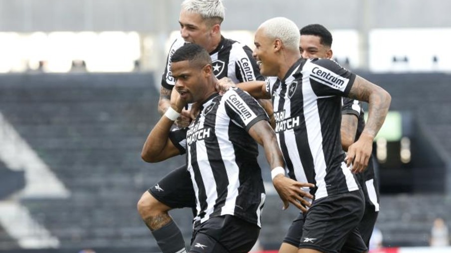 Junior Santos comemora com seus companheiros o primeiro gol do triunfo alvinegro (Crédito: Úrsula Nery/Agência FERJ)