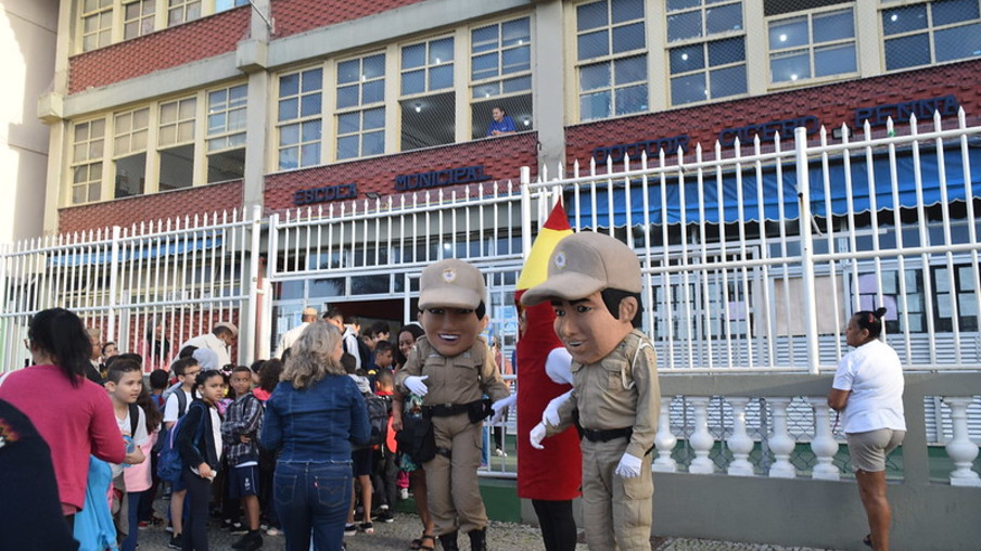 Os mascotes Linda, Justo e o Lápis do Conhecimento vão dar as boas-vindas aos alunos - Robert Gomes/Prefeitura do Rio