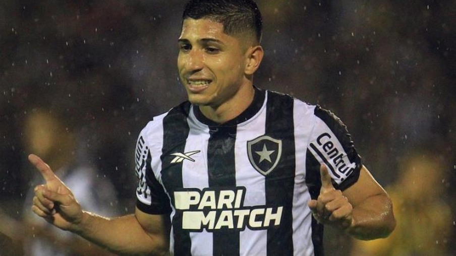 Savarino comemora o primeiro gol marcado com a camisa alvinegra (Crédito: Vitor Silva/SAF Botafogo)