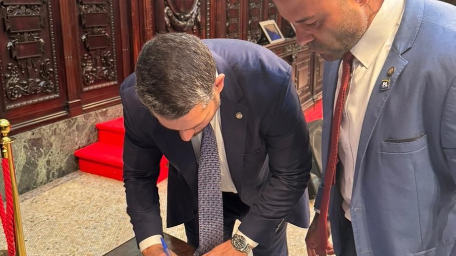 Deputado estadual Filippe Poubel coleta assinatura para abertura da CPI da Seap