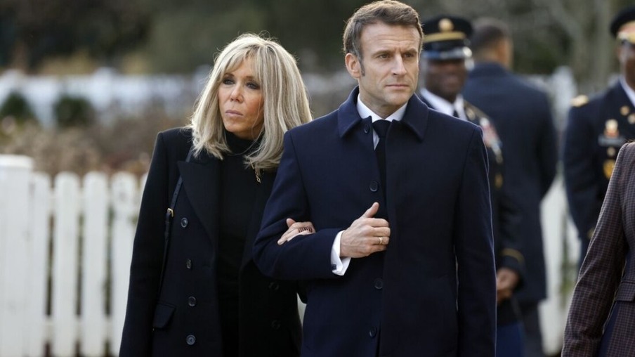 Presidente francês Emmanuel Macron ao lado de sua esposa, Brigitte Macron. Foto: Christophe PETIT TESSON