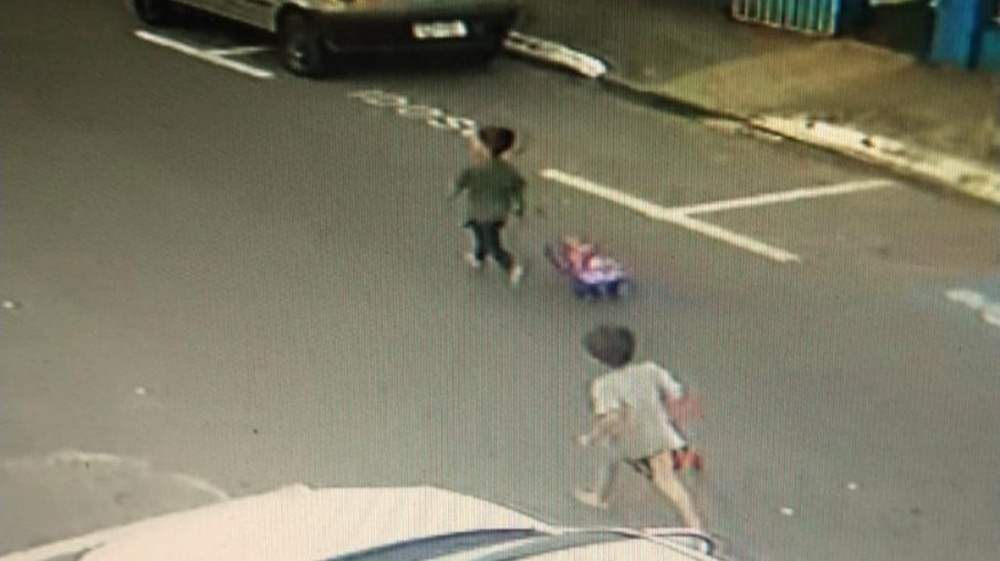 Os dois garotos fugindo da creche. Foto: Divulgação