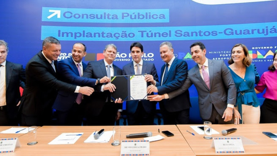 Autoridades assinaram o aviso de consulta público do túnel Santos-Guarujá - Foto: Vosmar Rosa/MPor