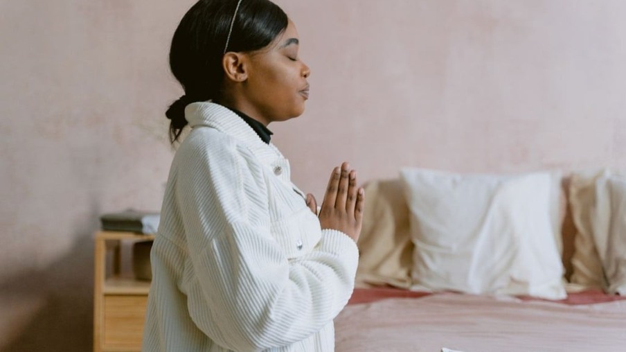 9 Orações Poderosas para Dormir Bem e Afastar Aflições (Tenha um Sono Tranquilo!)