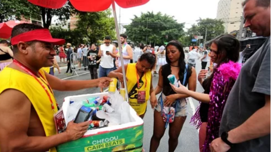 7 em cada 10 brasileiros levam celular para os blocos no carnaval