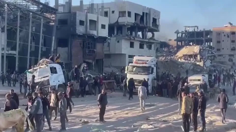 Civis estavam em volta de caminhão que oferecia ajuda humanitária durante ataque israelense. Foto: reprodução