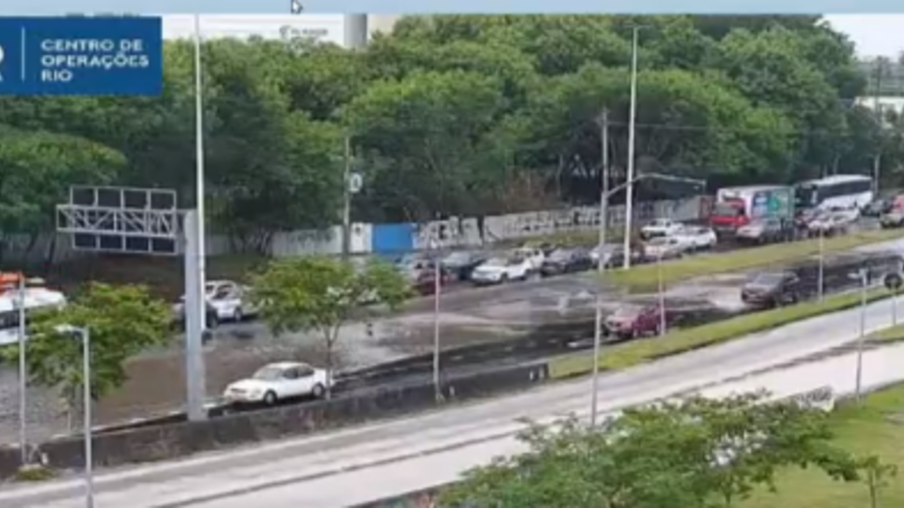 Vazamento de água causa congestionamento na Barra da Tijuca (foto: reprodução)