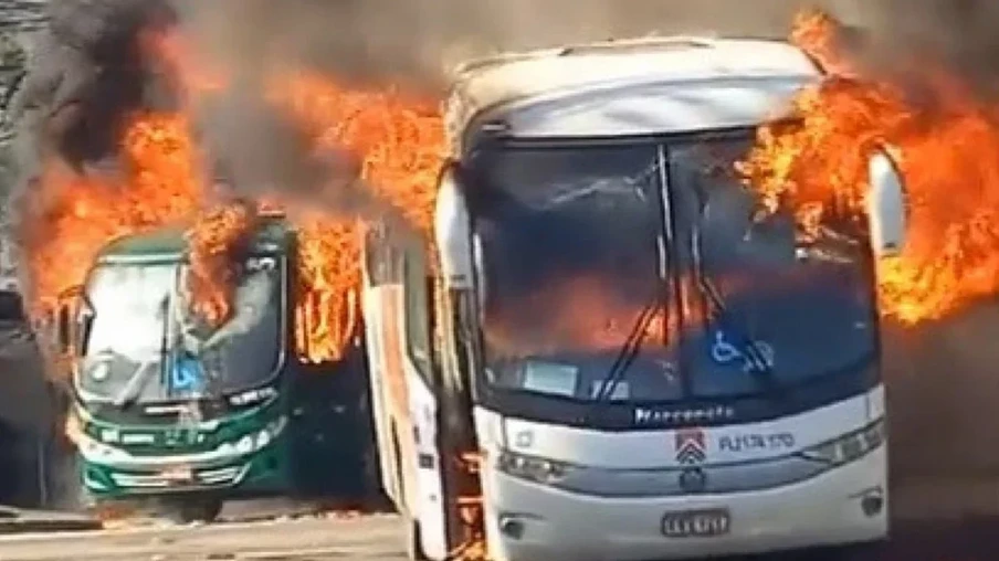 Ônibus são incendiados em represália pela morte de miliciano na Zona Oeste do Rio, nesta segunda-feira (23)