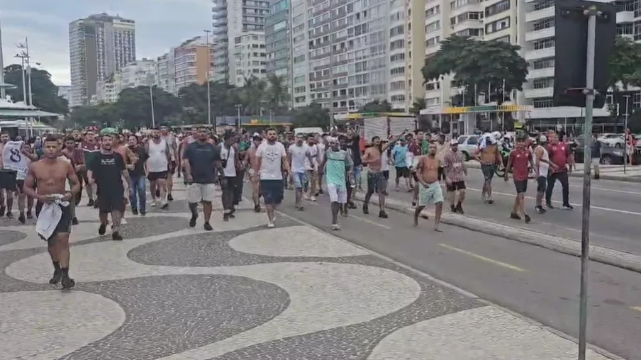 Torcida organizada do Fluminense ataca torcedores do Boca Juniors em Copacabana — Foto: Reprodução