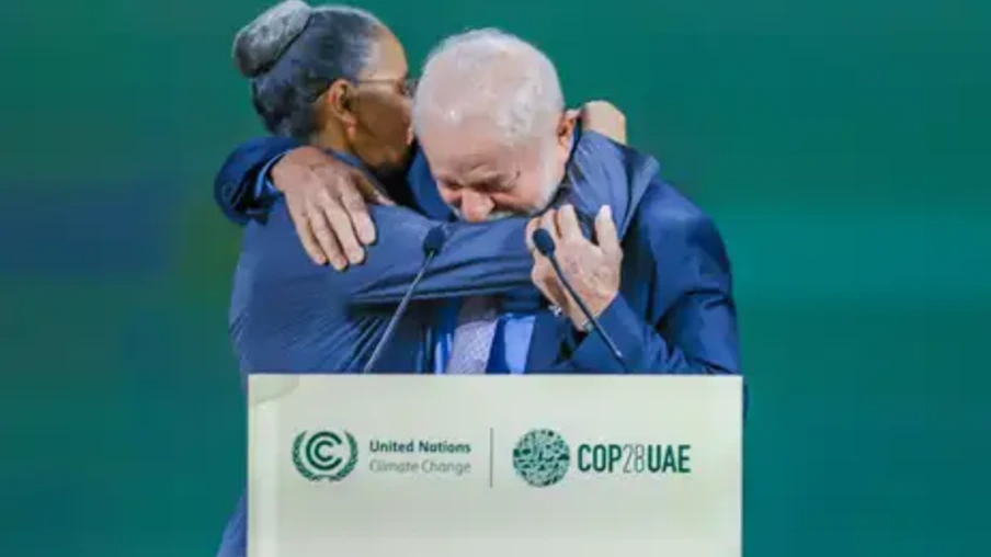 Ministra do Meio Ambiente, Marina Silva e o Presidente da República, Luiz Inácio Lula da Silva, durante reunião sobre Mudança do Clima, em Dubai. Foto: Ricardo Stuckert / PR